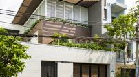 Nhà phố Sài Gòn đẹp và mát mẻ như resort nhờ để lại đất làm sân vườn Nhà phố Sài Gòn đẹp và mát mẻ như resort nhờ để lại đất làm sân vườn