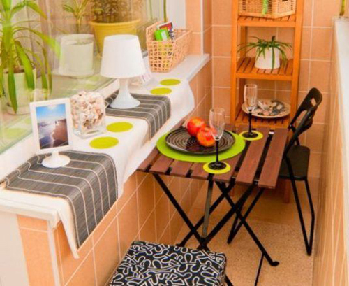 Bệ cửa sổ phía trong của ban công này lại được tận dụng làm nơi đặt tranh ảnh trang trí, đồ dùng ngoại thất đẹp