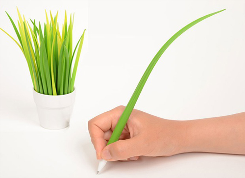 Nhìn thoáng qua chắc hẳn không ai có thể nhận ra chậu cây này thực chất là một hộp bút với thiết kế tương tự và sinh động không kém gì phiên bản thật cây cảnh