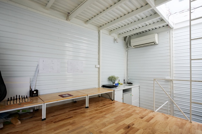 Nhà 10m2 có thiết kế không dùng viên gạch nào ở Hà Nội9 Một gác lửng trong nhà
