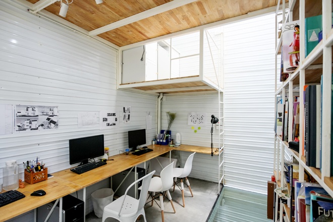 Nhà 10m2 có thiết kế không dùng viên gạch nào ở Hà Nội7 những người làm việc trẻ tuổi trong nhà.