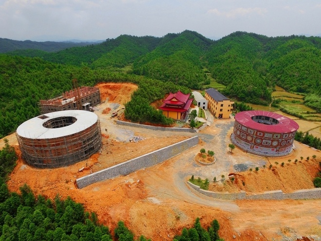 Lâu đài gốm sứ của cụ bà 86 tuổi ở Trung Quốc1 tòa nhà ốp gốm sứ ở Cảnh Đức Trấn.