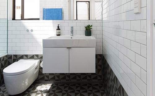 Thiết kế căn nhà 2 tầng sang trọng, thông thoáng tại Sydney8 Phòng tắm đơn giản, sạch sẽ