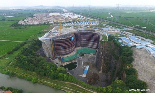Khách sạn được thiết kế bởi công ty kỹ thuật Atkins Anh, tọa lạc ở Tùng Giang, quận ngoại thành của Thượng Hải, ngay dưới chân núi Tianmashan khách sạn