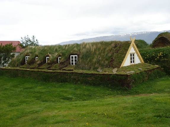 Phần mái nhô lên mặt đất của ngôi nhà ở Glaumber, Iceland để lấy ánh sáng mặt trời còn những lớp cỏ xung quanh giúp cách nhiệt cho ngôi nhà. Phần còn lại của ngôi nhà ở dưới lòng đấtc kiến trúc đẹp