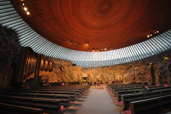 Nhà thờ Temppeliaukio ở Helsinki được xây dựng trong vách đá, có một mái vòm bằng kính trên mặt đất giúp ánh sáng chiếu vào bên trong kiến trúc đẹp