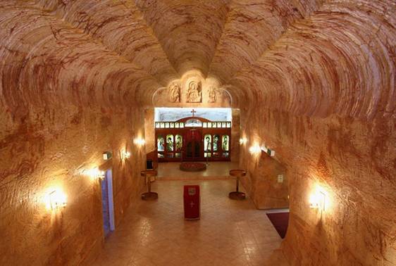 Nhà thờ Giáo hội Orthodox cũng được xây dựng trong một núi đá sa thạch vào năm 1993 kiến trúc đẹp