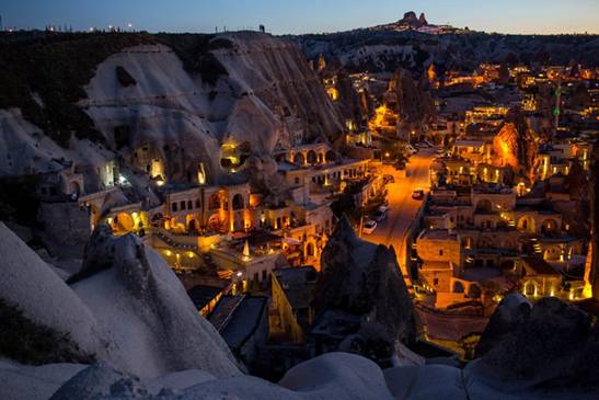 Ngôi làng tại Nevsehir - địa điểm du lịch nổi tiếng tại Thổ Nhĩ Kỳ có cấu trúc đặc biệt khi tựa vách núi đá và có một hệ thống nhà dưới lòng đất kiến trúc đẹp