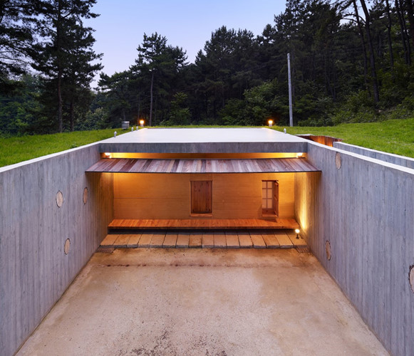 Ngôi nhà đất (Earth House) tại Seoul, Hàn Quốc Được xây dựng vào năm 2009, gồm 6 phòng ngủ, 1 phòng làm việc, 1 phòng tắm và 1 nhà bếp kiến trúc đẹp