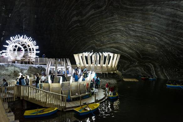 Được xây dựng trong một mỏ muối cũ ở Romania, du khách khi đến Công viên giải trí Salina Turda có thể chơi đu quay, chèo thuyền và những hoạt động giải trí ngay trong lòng đất kiến trúc đẹp