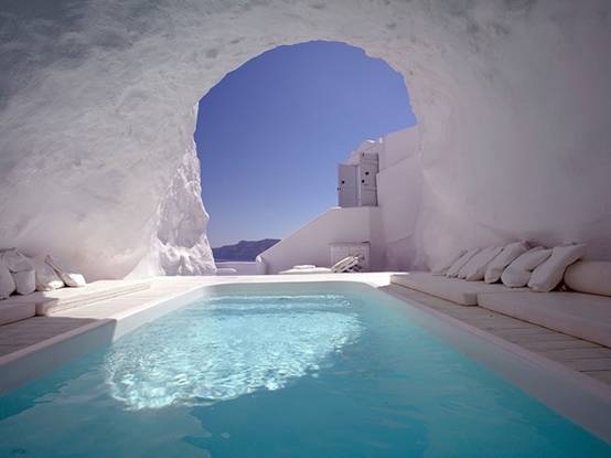 Hồ bơi trong khách sạn Iconic Santorini ở Imerovigli, Hy Lạp nằm trong một hang động view ra biển Địa Trung Hải siêu đẹp kiến trúc đẹp