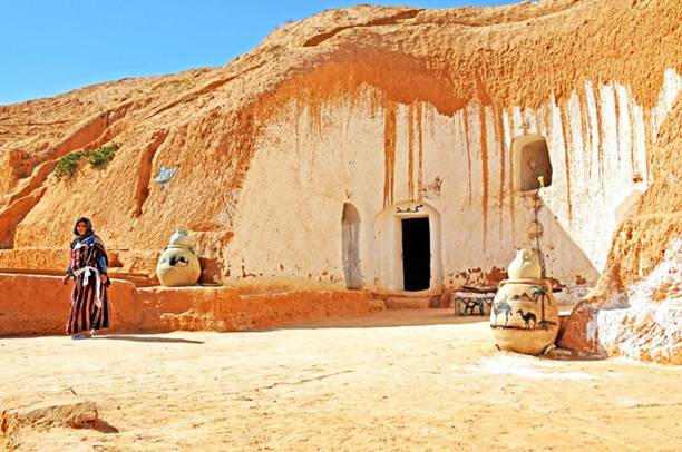 Những ngôi nhà hang truyền thông của người dân ở phía nam nước Tunisia được tạo ra bằng cách đào khoét các lớp đá. Thậm chí họ còn có một khách sạn dưới lòng đất kiến trúc đẹp
