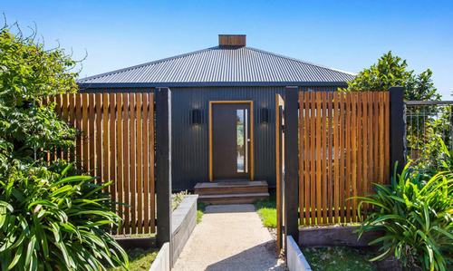 Ngôi nhà nằm gần Melbourne, trên bán đảo Mornington được xây dựng cho một chủ sở hữu nhà máy rượu và kết hợp vật liệu xây dựng hiện đại với truyền thống kiến trúc đẹp