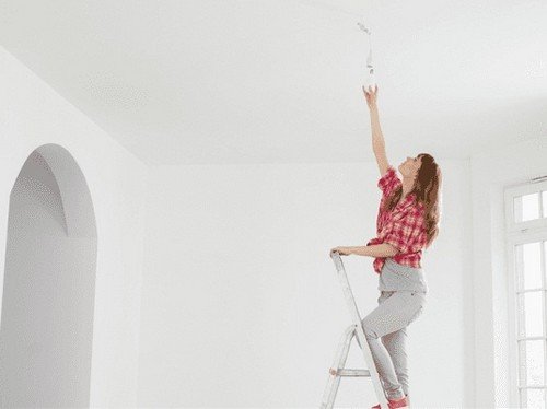 Để tăng cảm giác ấm cúng và gần gũi cho không gian nhà ở, bạn có thể thay các bóng đèn ánh sáng trắng trong phòng ngủ, phòng khách bằng ánh sáng đỏ hoặc vàng phong thủy