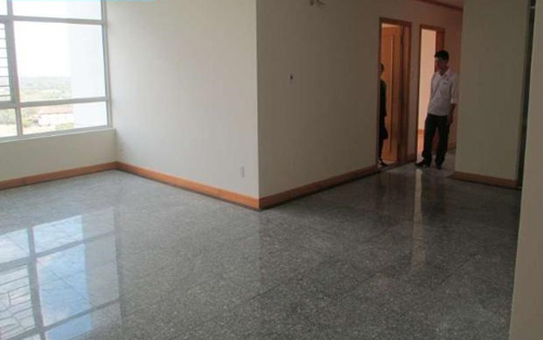 Phòng khách ban đầu có cảm giác chật chội dù có cửa số lớn vì màu gạch lát tối và tông màu không mấy sang trọng nhà đẹp