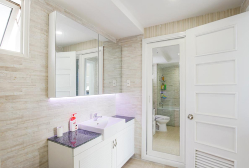 WC rộng rãi hơn khi được ốp lát, sơn mới hoàn toàn nhà đẹp