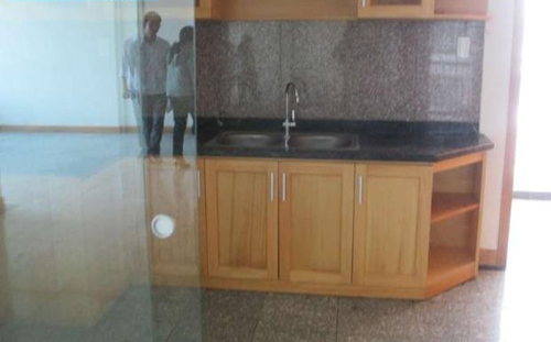 Khu bếp với tủ bếp màu gỗ, tường, sàn đều ốp lát gạch xám khá nhàn chán nhà đẹp