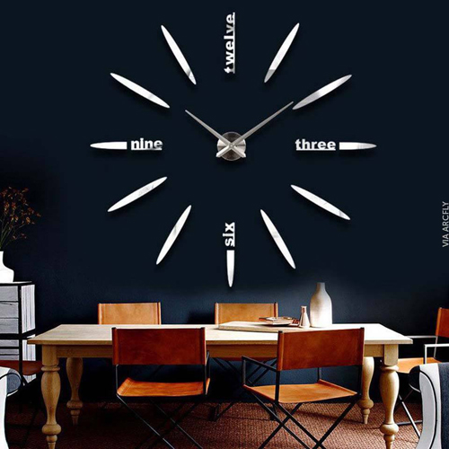 Bức tường đen thêm phần sống động hơn nhờ sự tô điểm của những vạch số, kim chỉ giờ đồng hồ đẹp