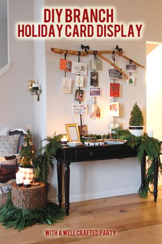 Treo tấm thiệp trên nhành cây cũng là cách cổ điển mang đến sự ấm áp và trang trọng trang trí nhà noel