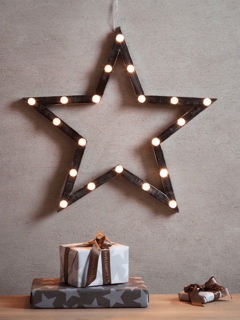Tông nâu trầm mộc mạc cũng đủ tạo ra điểm nhấn ấm áp cho ngôi nhà trang trí nhà Noel