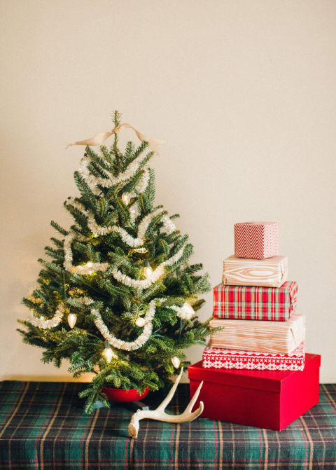 Chỉ cần 1 cây thông nhỏ, kế bên là những hộp quà bên cạnh là đủ cho mùa Giáng sinh trang trí nhà Noel