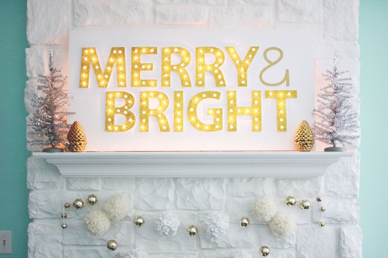 Bức tường có thêm điểm nhấn với ánh đèn lung linh sắc màu trang trí nhà Noel
