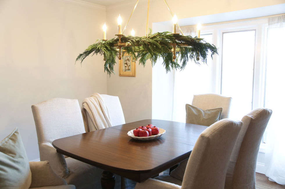 Hoặc bạn có thể tham khảo cách trang trí này để tiết kiệm không gian trang trí nhà Noel