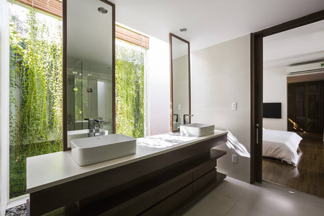 Trong toilet rộng rãi thoáng đãng này, chủ nhân vẫn được tận hưởng khoảng xanh mát thú vị nhà đẹp