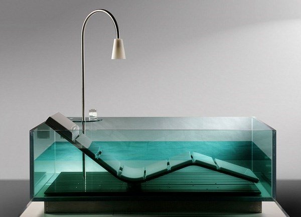 Chiếc bồn tắm bằng kính trong suốt, đặc biệt có cả chỗ nằm thư thái ngay trong bồn Thiết kế