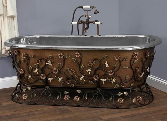 Một chiếc bồn tắm với các hoa văn trang trí bằng kim loại Thiết kế độc đáo