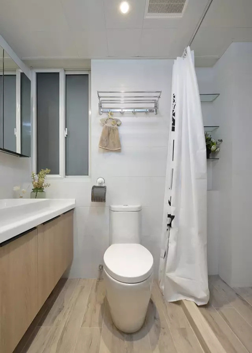Căn hộ có ưu điểm là khu WC cũng có cửa sổ nhỏ mở ra bên ngoài giúp lấy sáng và thông gió Nhà tắm