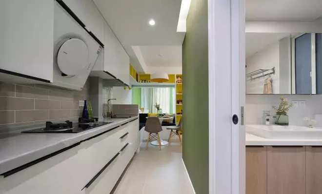 Khu bếp nhỏ và hẹp nên chủ nhà chọn kiểu tủ chạy dọc với nhiều ngăn kệ đủ chỗ để đồ cho gia đình ít thành viên Nhà bếp