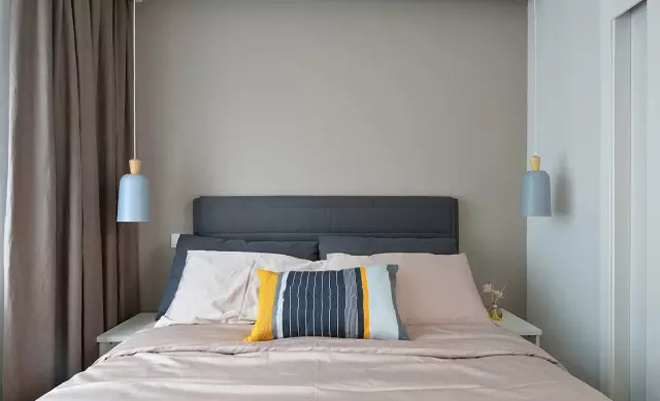 Đèn đầu giường được thiết kế dạng thả vừa duyên dáng vừa không tốn diện tích Nội thất