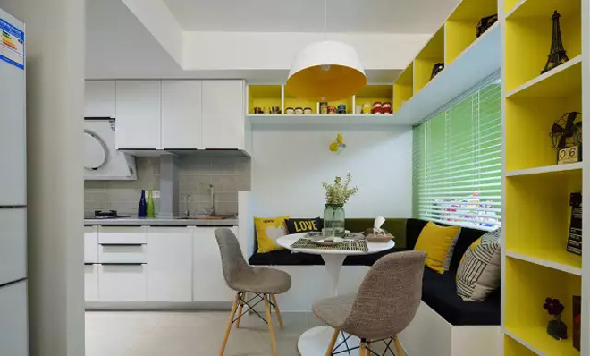 Các mảng tường được tận dụng để bố trí các ngăn tủ chạy quanh tường. Kiểu ghế góc bên cửa sổ giúp bàn ăn nhiều chỗ nhưng vẫn gọn Phòng bếp