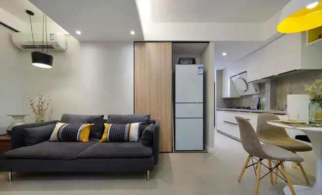 Kiến trúc sư sử dụng cửa lùa để không tốn chỗ cho các cánh cửa mở. Hốc tủ là chỗ cất đồ, kê tủ lạnh trở nên gọn gàng khi không có nhu cầu sử dụng các thiết bị Nhà độc đáo