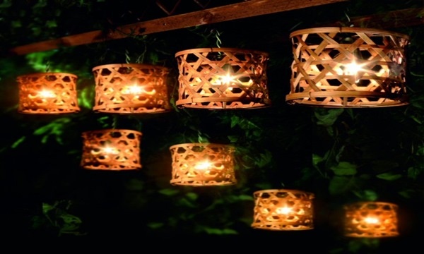 Những chiếc giỏ được đan từ mây tre cũng có thể lắp đặt vào từng bóng đèn, tạo đèn chùm độc đáo cho khoảng sân vườn Thiết kế