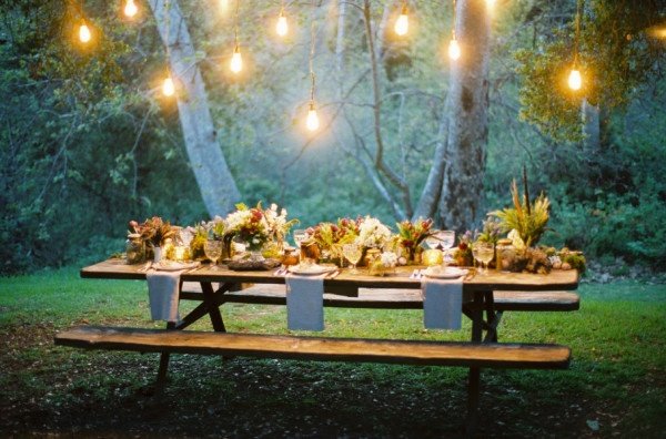 Kết nối những chiếc đèn cùng màu sắc, kích cỡ thả từ phía cành cây xuống dưới bàn tiệc, khoảng diện tích xanh tươi cây cỏ sẽ thêm ấn tượng nhờ nét ấm áp, xinh tươi từ đèn Thiết kế đẹp