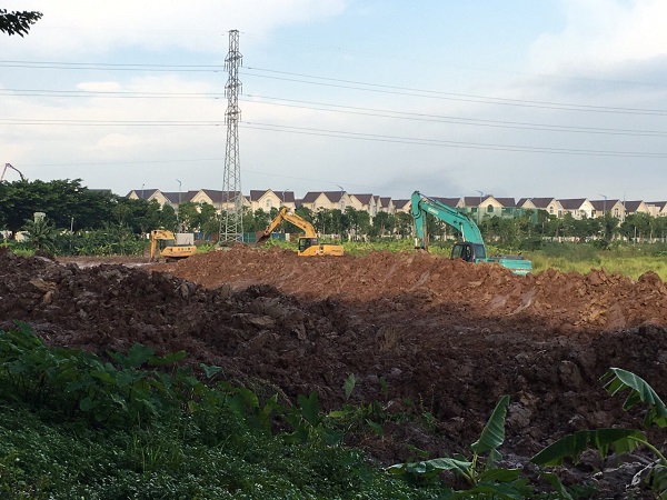 Đào đất, xa xa là dự án Vinhomes Riverside giai đoạn 1