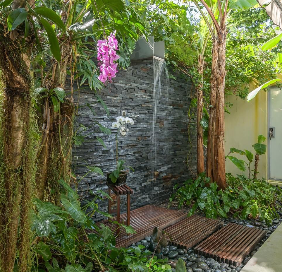 Kiểu nhà tắm ngoài trời này thường gắn liền với những yếu tố đặc trưng của thiên nhiên nhiệt đới như cây xanh, sỏi đá, gỗ Thiết kế đẹp