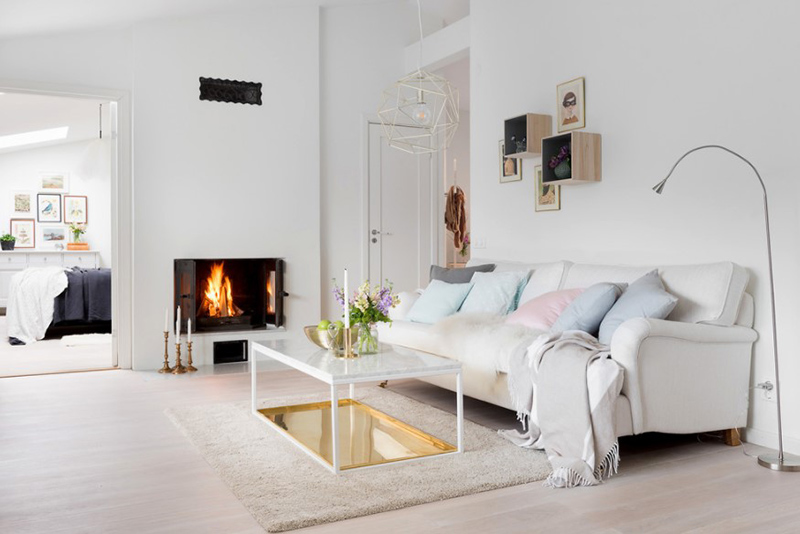 Các chiếc gối màu pastel trở nên nổi bật, dịu nhẹ với bộ ghế sofa màu xám trắng Thiết kế độc đáo