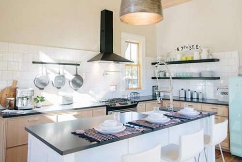 Nhà được cải tạo mới với các trang thiết bị hiện đại và đắt tiền cùng với vị trí gần các khu mua sắm, nhà hàng trong thành phố Thiết kế