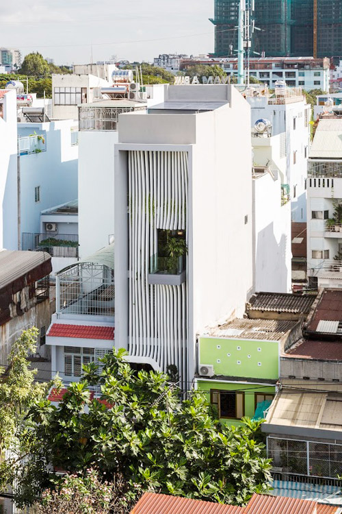 Các thanh lam uốn lượn vừa ngăn nắng nóng vừa đem lại sự thu hút cho ngôi nhà trong hẻm Nhà đẹp