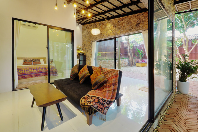 Nhà rộng hơn 30m2 bao gồm phòng khách, bếp, một phòng ngủ, nhà tắm. Sofa có thể biến thành giường nằm khi có nhu cầu Kiến trúc nhà ở