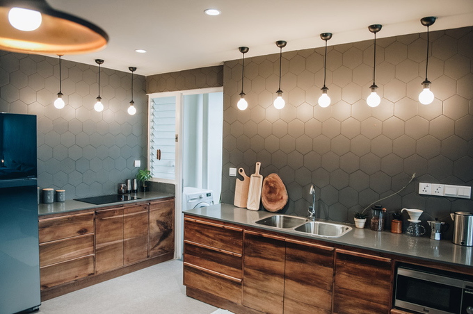 Tự mình sửa nhà nên anh Hải đi chọn từng món đồ nội thất, mẫu gỗ, viên gạch ốp Phòng đẹp