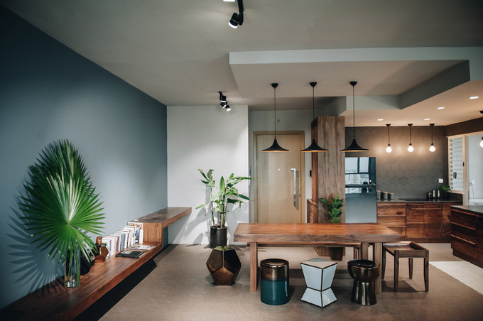 Kết hợp với những mảng đồ gỗ tự nhiên là những món đồ nội thất lạ mắt, sinh động Kiến trúc nhà ở