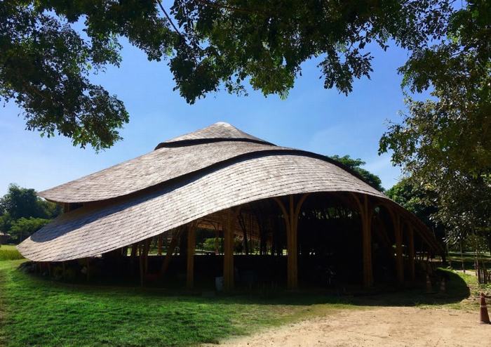 Tòa nhà rộng 782m2 được hỗ trợ bởi các mái vòm hình tròn có thể thông gió tự nhiên và ánh sáng gián tiếp Kiến trúc đẹp
