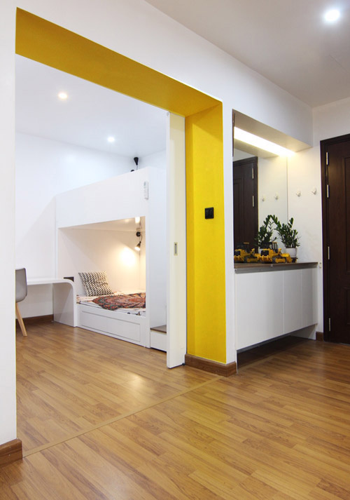 Tông màu chủ đạo của nhà là màu trắng, gỗ, điểm thêm vài chi tiết sắc vàng để đem lại cảm giác tươi vui hơn Nhà độc đáo