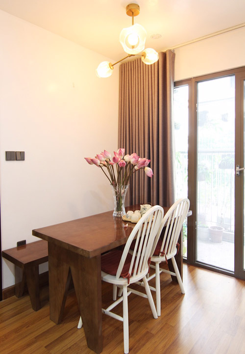 Lựa chọn kiểu bàn ăn có ghế băng và các ghế đơn xếp được dưới gầm bàn. Nhờ vậy, khi gia đình không dùng bữa, nhà trông ngăn nắp Kiến trúc nhà ở