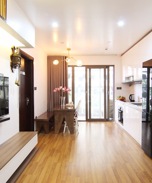 Hệ thống tủ bếp được bố trí gọn gàng ở một bên tường, không cản trở lối lưu thông trong nhà cũng như luồng không khí từ ban công thổi vào Kiến trúc đẹp