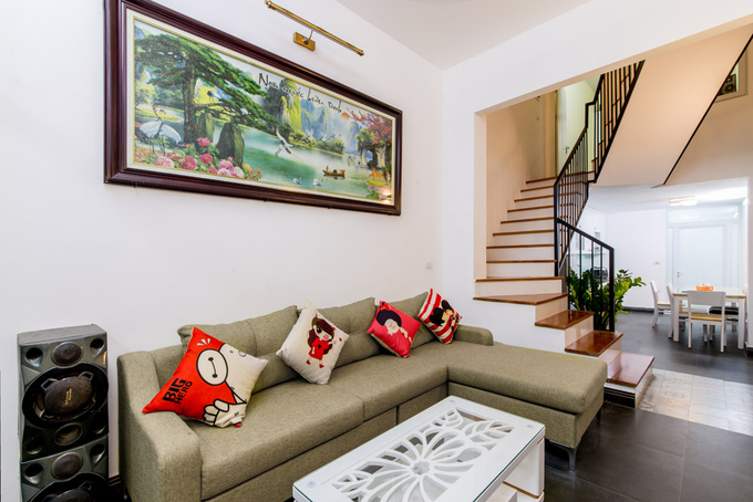 KTS Lý Thu Phương (Công ty Việt Á) đưa ra những giải pháp cho từng nhược điểm của nhà. Đội thợ phải phá dỡ từng phần công trình từ trên xuống. Việc khoan cắt cũng phải nhẹ nhàng, thăm dò cẩn thận để không làm nứt tường nhà lân cận Thiết kế